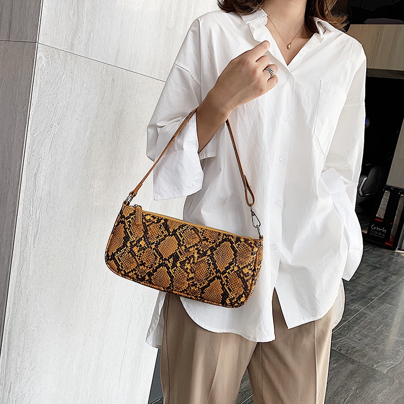 Túi đeo chéo họa tiết da rắn cá tính