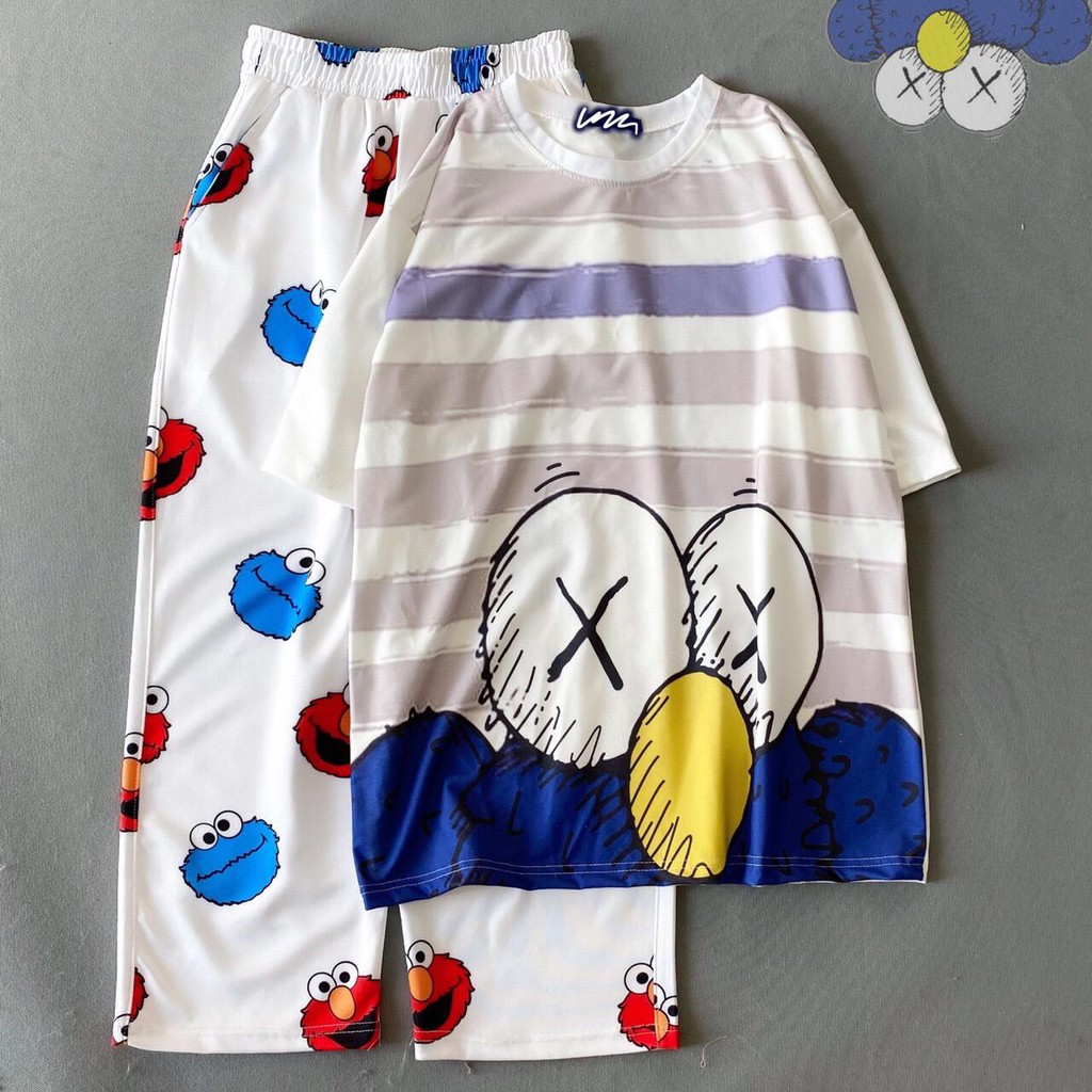Set áo Kaws 3D + quần dài 2 sọc / cartoon hoạt hình bơ Kaws Seasame Street unisex | BigBuy360 - bigbuy360.vn