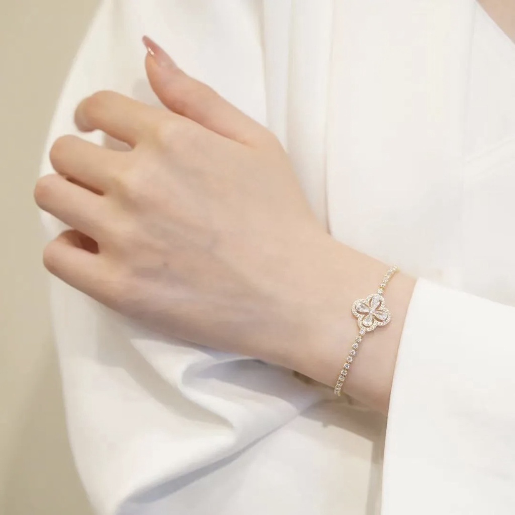 Vòng Tay Hình Cỏ Bốn Lá Đính Đá Lấp Lánh Thời Trang Và Tinh Tế Sang Trọng