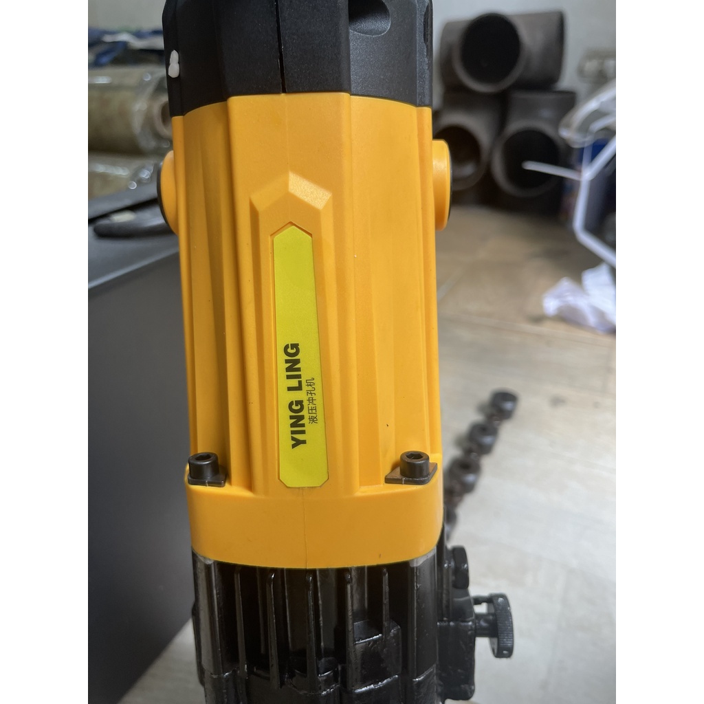 Máy đột lỗ thủy lực chạy điện máy cầm tay MHP20-Đột sắt dày 6mm công suất  1680w tặng kèm 5 khuôn đột Bảo hành 12 tháng