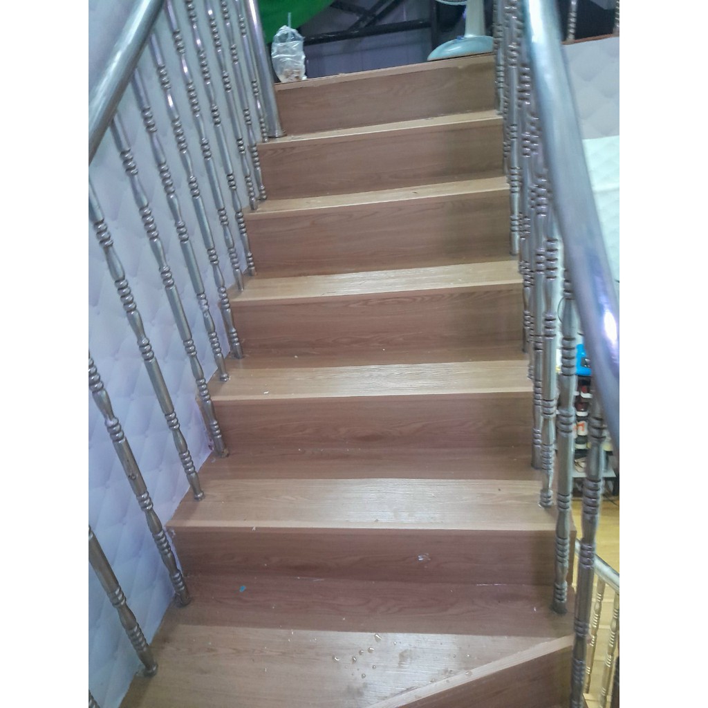 Miếng sàn nhựa giả gỗ chống trượt keo tự dán