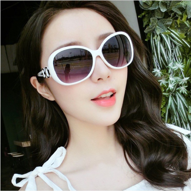 Kính râm thời trang chống nắng đi biển | BigBuy360 - bigbuy360.vn