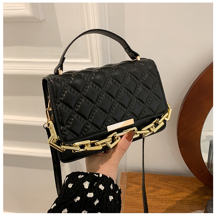 Túi xách nữ đeo chéo ô trám màu đen thời trang có chuỗi xích trang trí