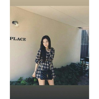 Váy kẻ caro cổ chéo xiết eo Jisoo Blackpink
