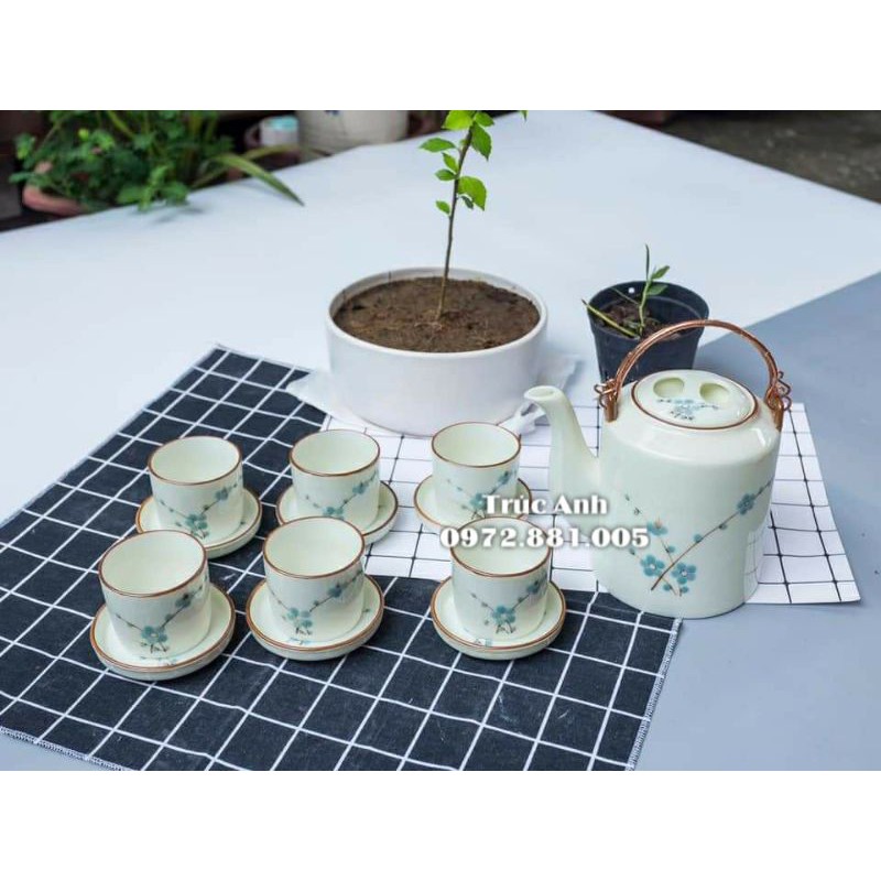 Bộ ấm tích và chén, đĩa men kem