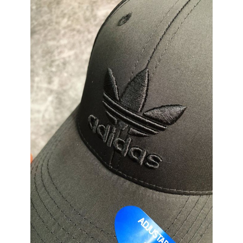 H35768 Mũ lưỡi trai adidas ba lá full đen