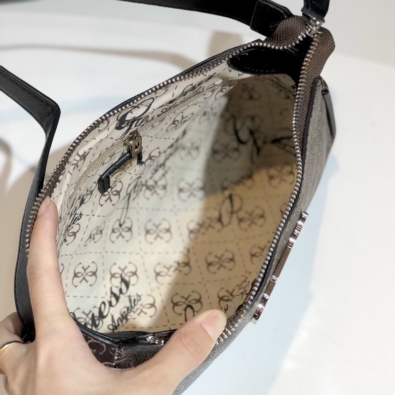 TÚI GUESS KẸP NÁCH MUZE