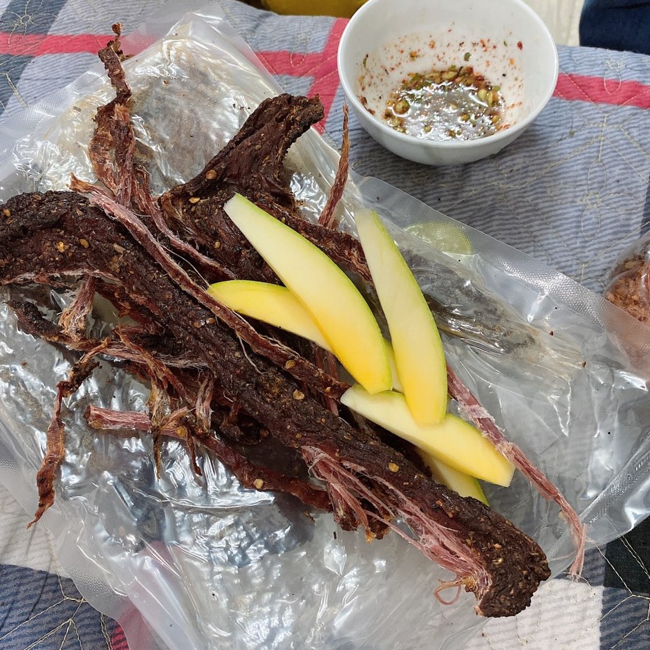 Thịt Trâu gác bếp Tây Bắc giá tại lò ✅ TẶNG CHẨM CHÉO ✅ trâu sấy khô chuẩn vị hàng đảm bảo ngon sạch.Sỉ từ 5kg giá mềm | BigBuy360 - bigbuy360.vn