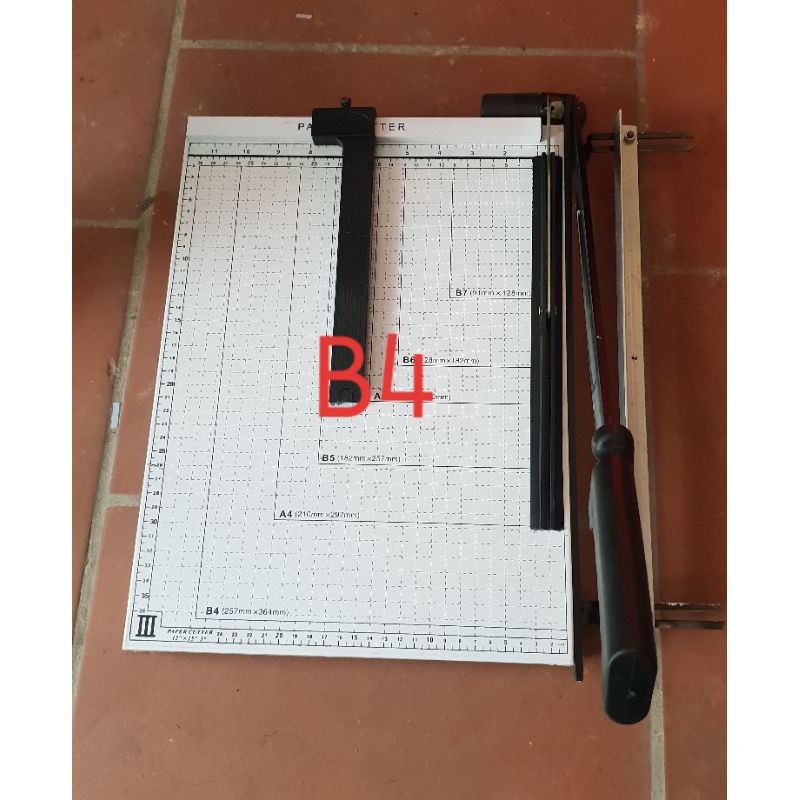 Bàn cắt giấy b4 có cữ chặn.