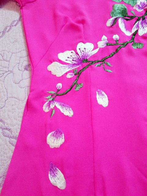 Áo dài lụa thêu tay