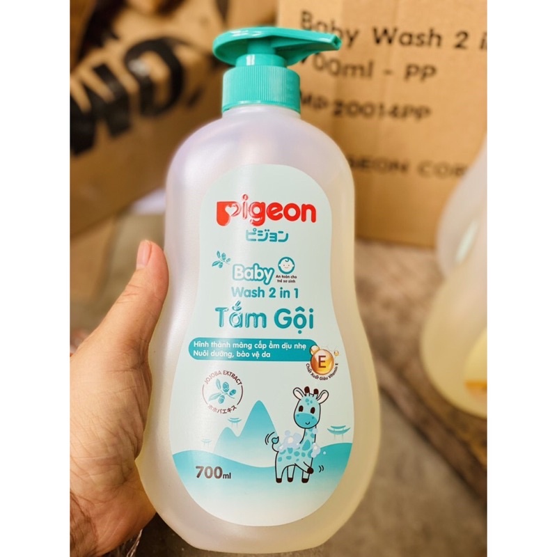 Tắm và gội Pigeon cho bé từ sơ sinh chai 700ML, không cay mắt