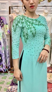 Áo dài thiết kế đính đá pha lê