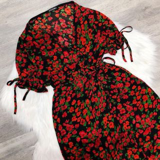 Đầm hoa đỏ đắp chéo nơ tay