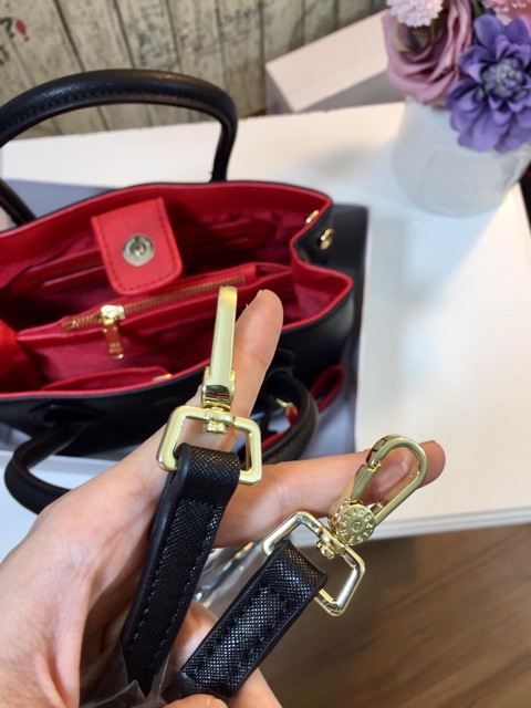 Túi lYn đen nơ đỏ size 25cm chuẩn đẹp ảnh chân thật từ shop Truc Nguyen Thi Thanh Cập bên sl cực kì lớn khách nhé!l👏👏v