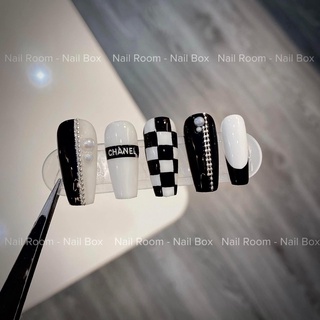 Nail box móng úp thiết kế trắng đen