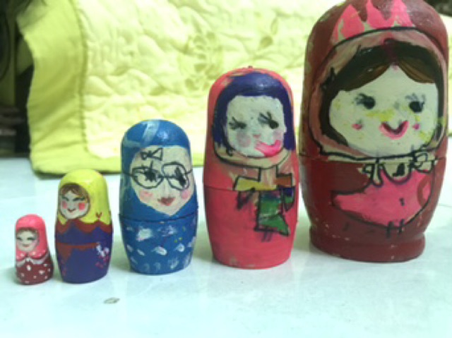 Búp bê gổ Nga tự vẽ