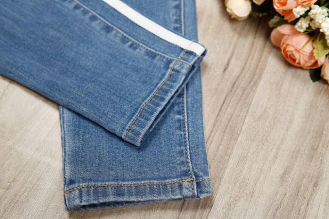 Skinny jean sọc sporty Zara dư