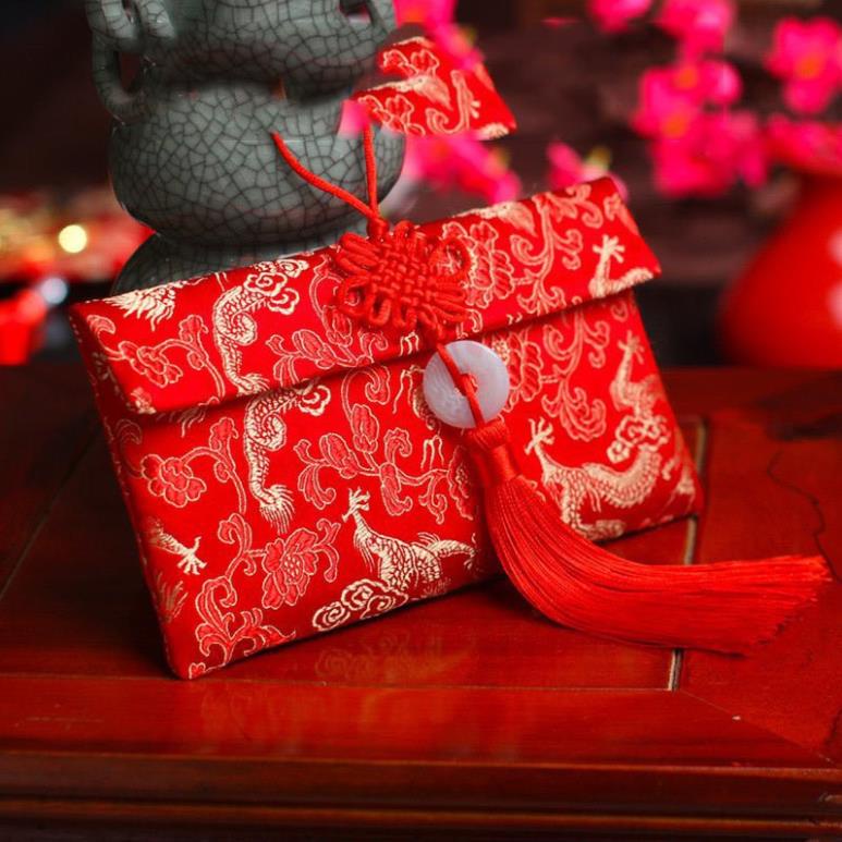 Túi gấm cổ trang lì xì đỏ có gắn đồng tâm kết ngẫu nhiên