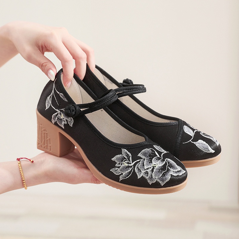 Giày thêu hoa đế cao dây cài GC020