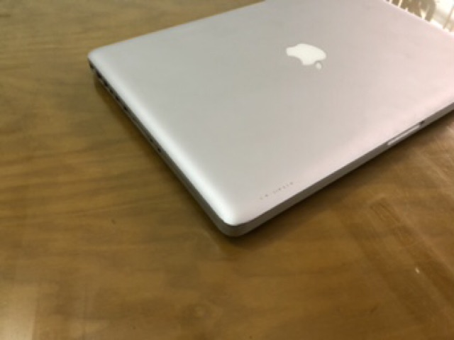 Macbook pro 15.4 inch Core i7 ram 4Gb hdd 500Gb