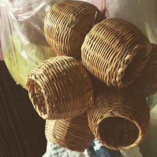 Giỏ tre đựng kê,  lúa cho cu gáy