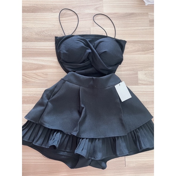 Set áo 2 dây xoắn mút ngực và chân váy xếp ly tầng có túi