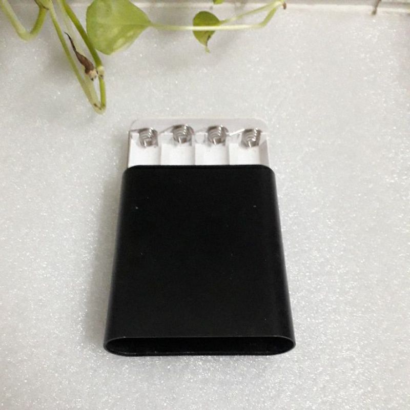 Box sạc dự phòng 4 pin đã sử dụng , chỉ box không pin
