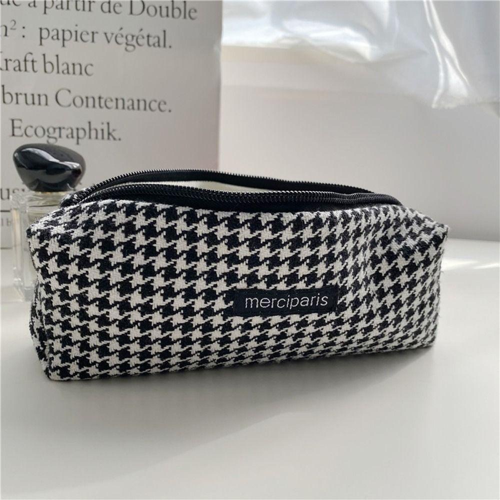 1 Túi Đựng Bút / Đồ Trang Điểm Đa Năng Có Dây Đeo Cổ Tay Tiện Dụng