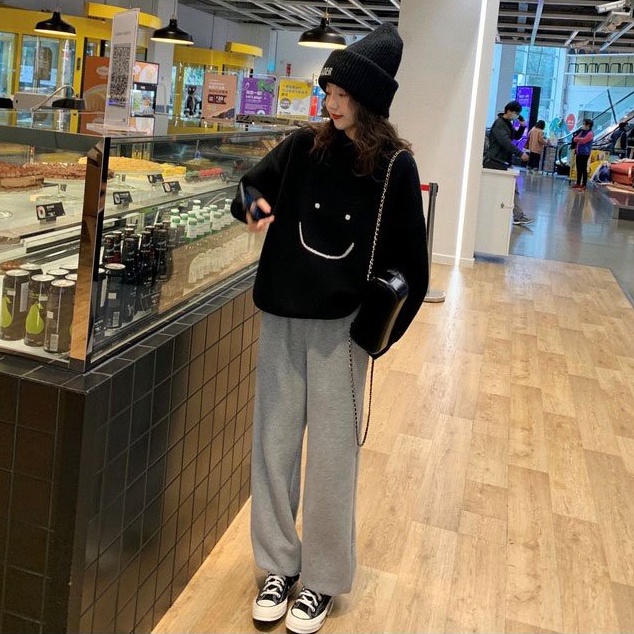 Set bộ đồ nỉ bông mặt cười màu đen ghi dài tay form rộng áo sweater cổ tròn mix quần jogger bo gấu