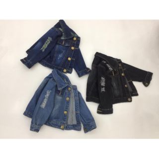 Áo bò rách sành điệu và tất chân
