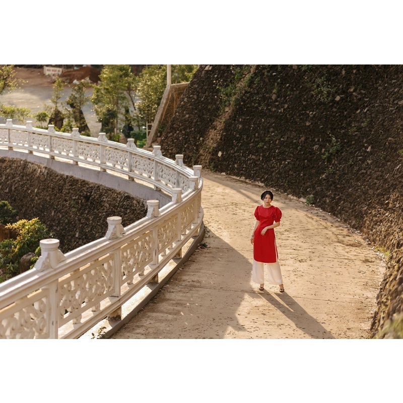Set áo dài cách tân màu đỏ kèm quần trắng, cổ kết cườm tay phồng hiện đại
