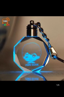 Móc khoá pha lê đổi màu BTS