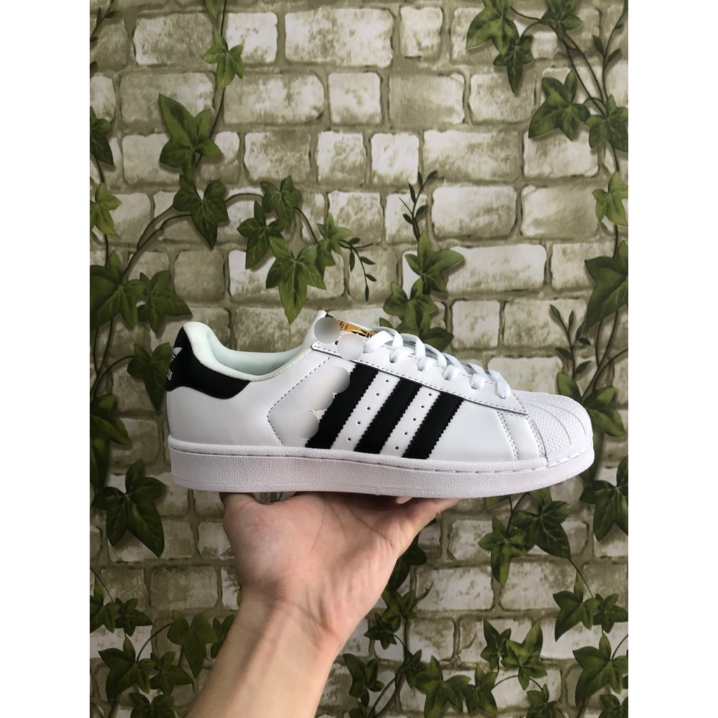 Giày sneaker trắng sần
