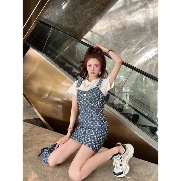 Váy yếm denim hoạ tiết logo thương hiệu Louis Vuitton LV cao cấp xuân hè 2022