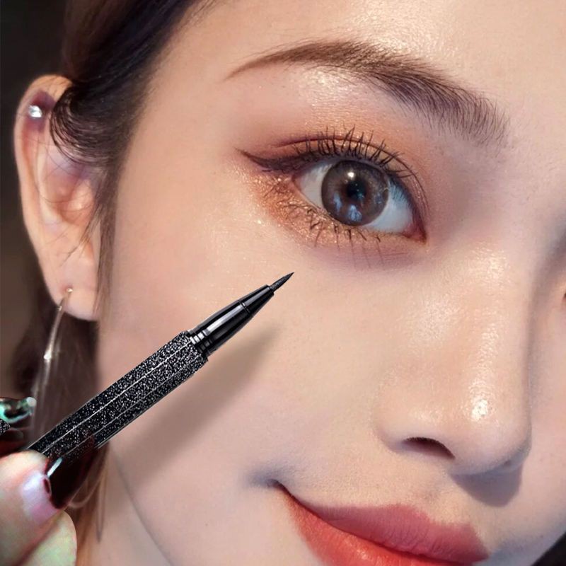 Kẻ mắt nước kim tuyến xuyên màn đêm