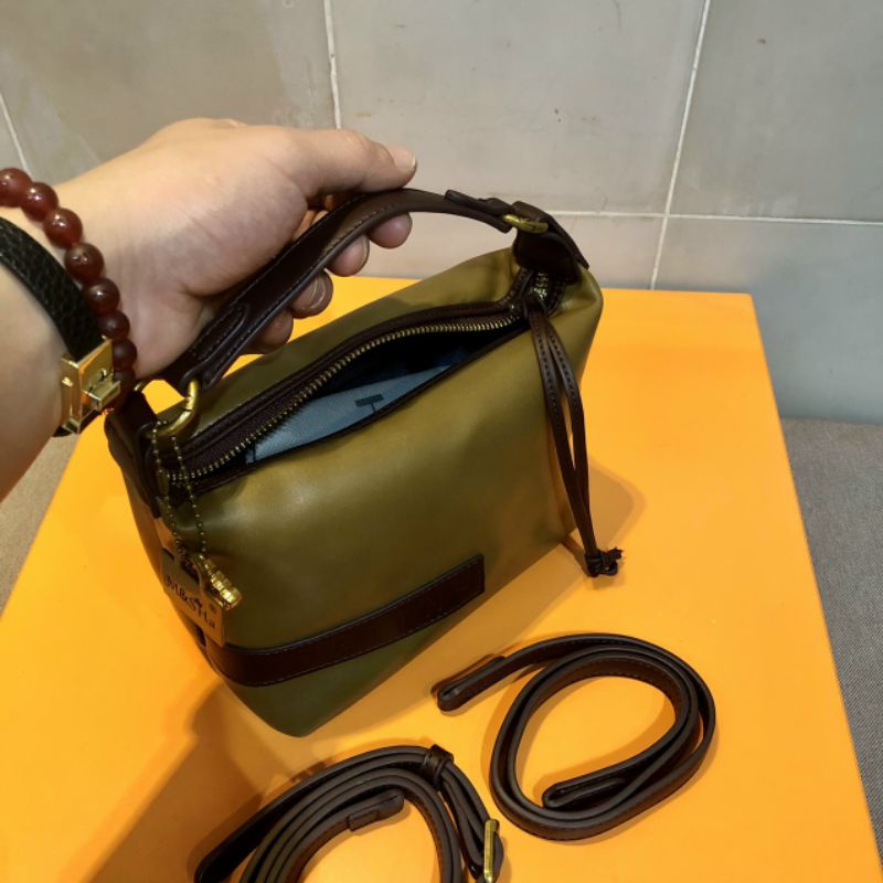 Túi sách cao cấp.