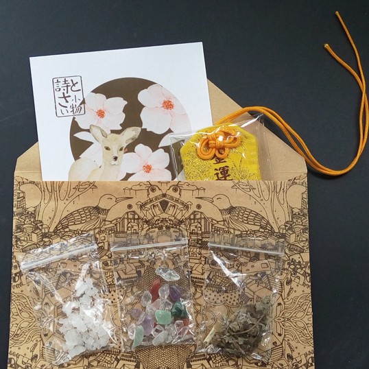 Đá ngũ sắc, muối khai vận, ngải cứu Bỏ Kèm Túi Phước Omamori