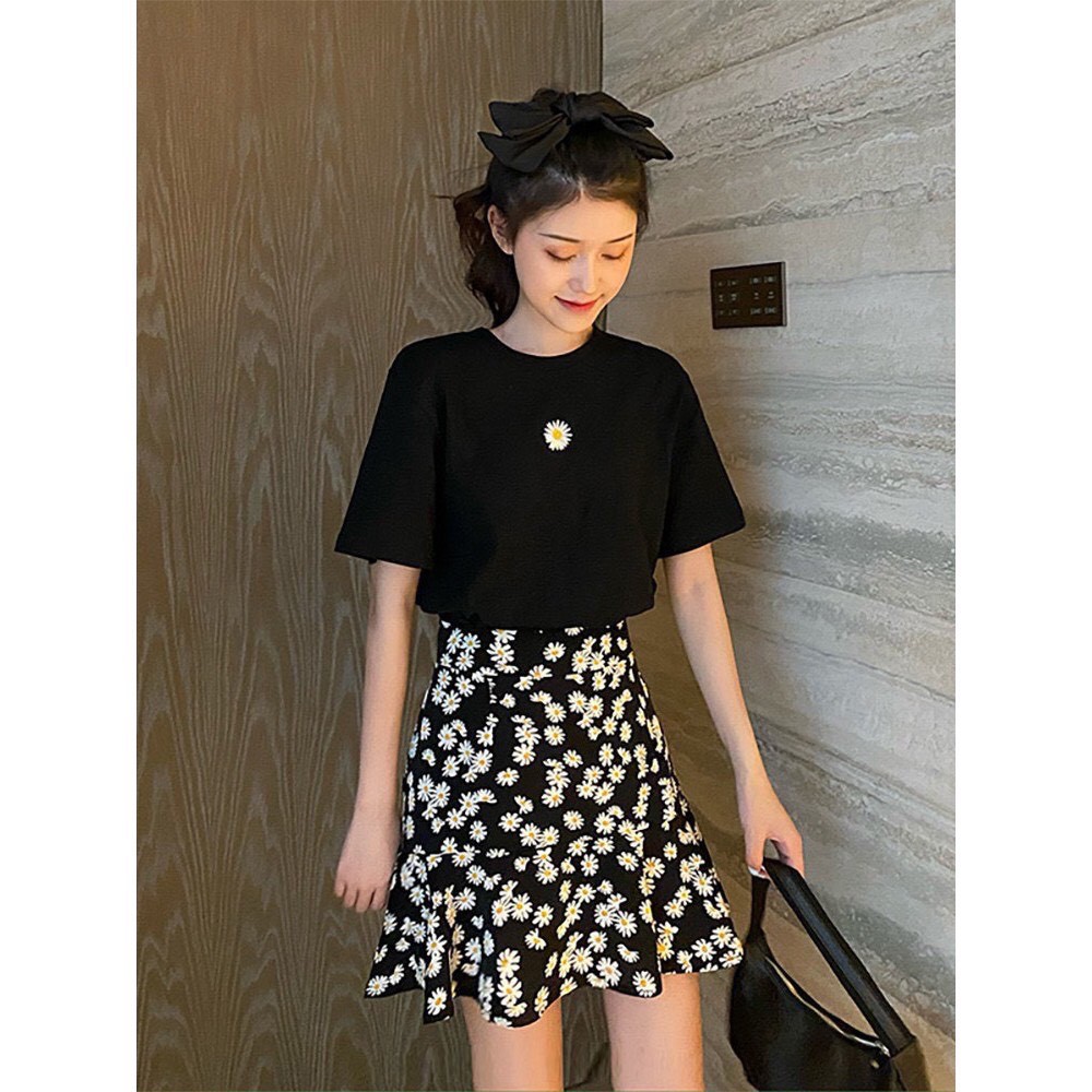[MẪU HOT] Chân váy ngắn hoa nhí vintage kèm áo phông nữ trơn. | BigBuy360 - bigbuy360.vn