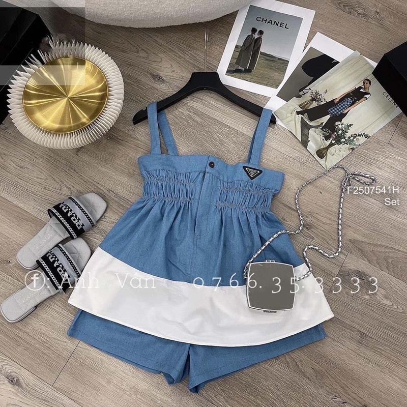 Set bộ xinh đẹp jean áo tà trắng lnhún ngực gắn logo 2 dây