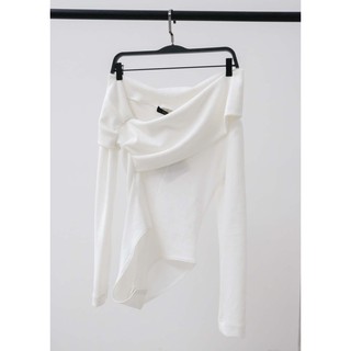 COCO SIN - Body Suit Trắng Lệch Vai