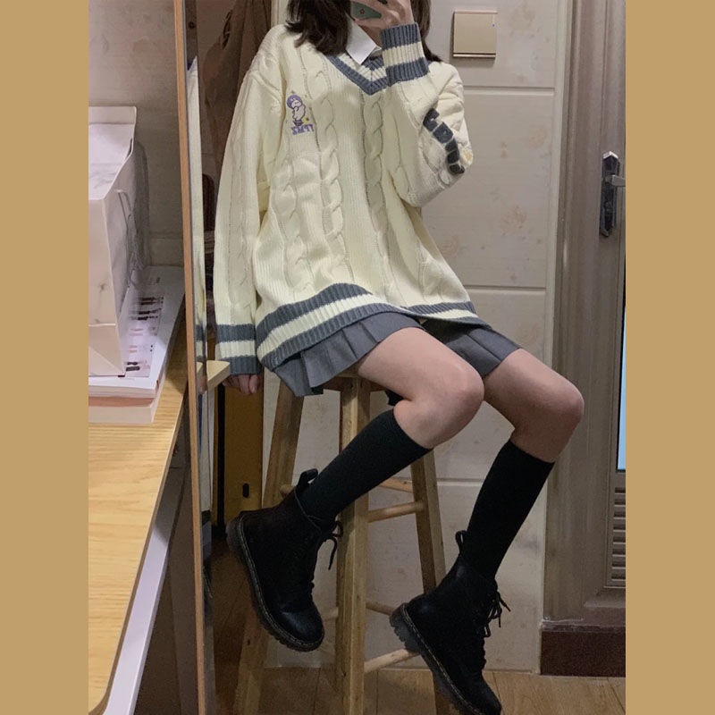 Set áo sweater/ áo sơ mi trắng và chân váy xếp li thanh lịch cho nữ