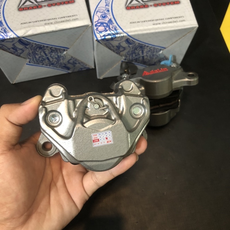 Heo dầu Adelin 2 pis chính hãng logo đỏ dùng cả thắng trước và sau gắn mọi loại xe