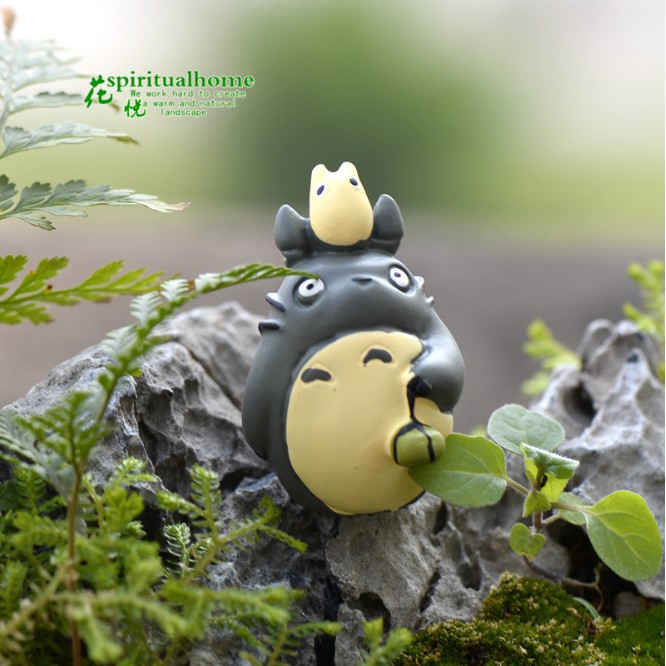 Mô hình Totoro lớn và Chibi Totoro cầm gói quà trang trí tiểu cảnh, móc chìa khóa, DIY
