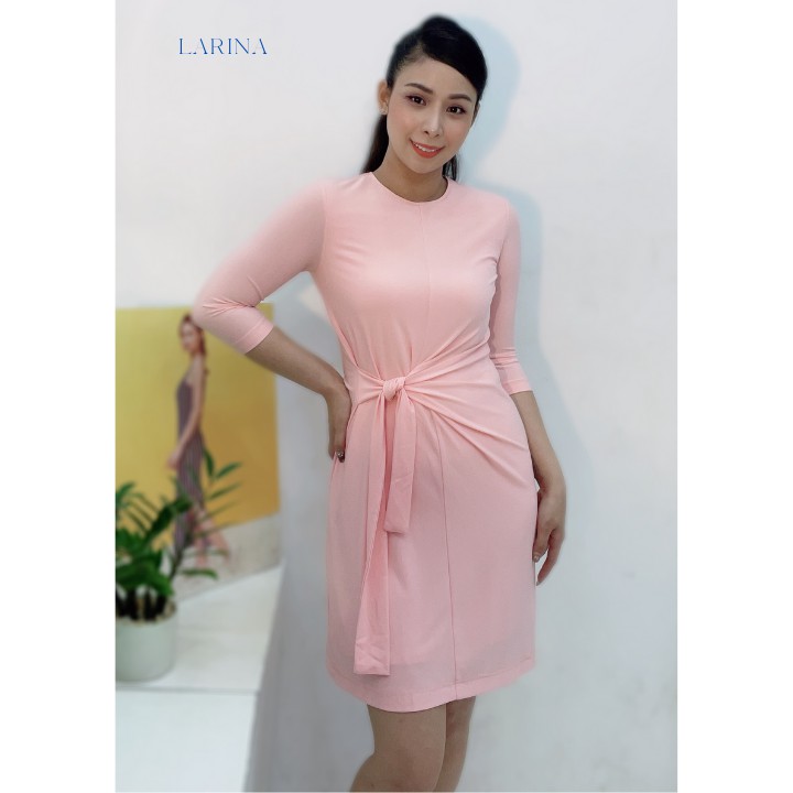 Đầm Nữ Công Sở Dáng Ôm Hơi Xòe Chữ A Tay Lỡ Cột Nơ Eo Màu Hồng Pastel LARINA - Z09