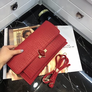 Clutch chất liệu da rắn
