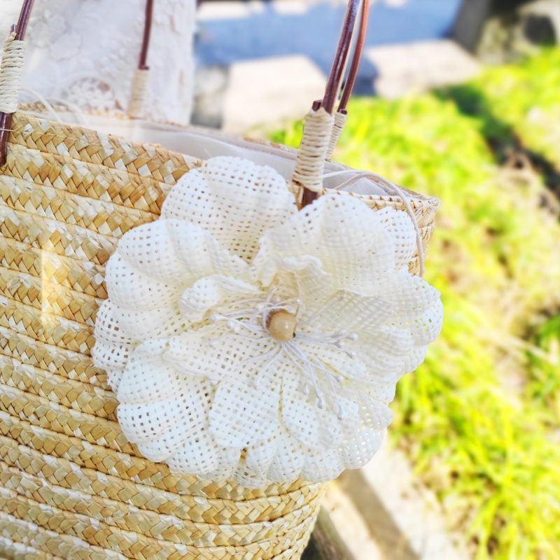 Túi cói hình xô đi biển kiểu dáng Vintage, đính kèm hoa trà xinh xắn T993 (Hàng loại 1)