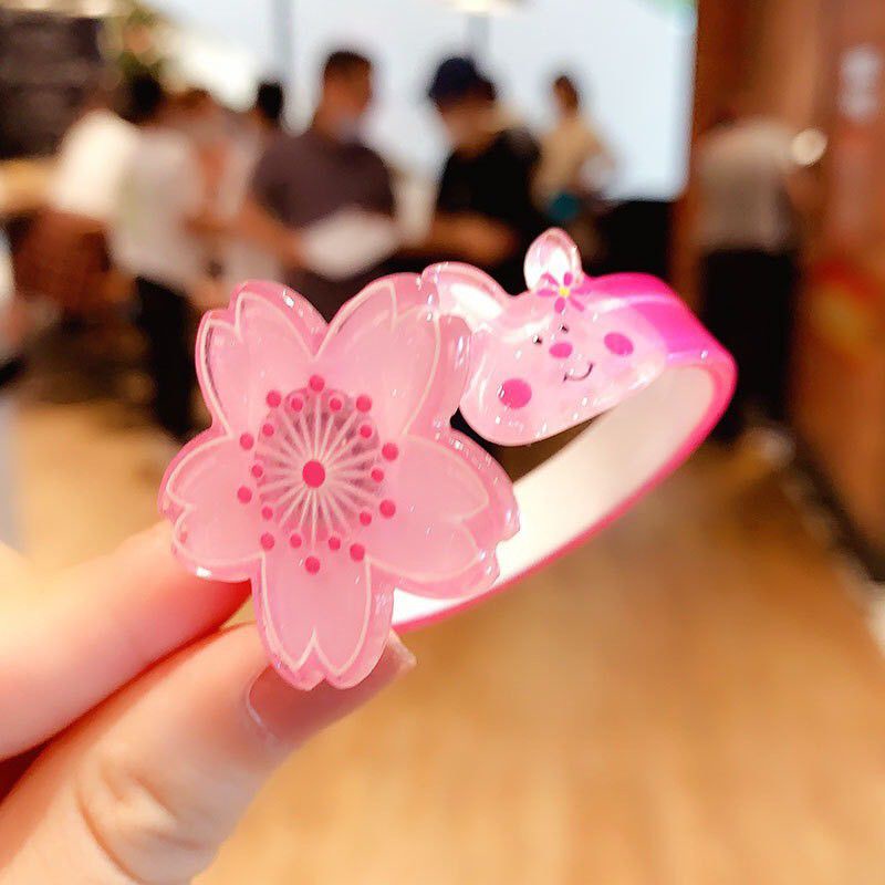 Vòng tay xinh xắn ngộ nghĩnh cho bé gái, hoa có thể xoay tròn rất xinh và đáng yêu | BigBuy360 - bigbuy360.vn