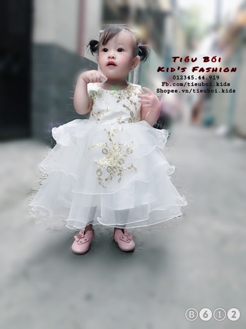 Đầm công chúa trắng phối hoa vàng | BigBuy360 - bigbuy360.vn
