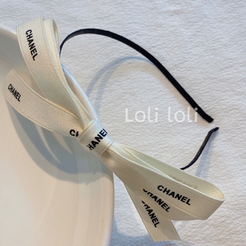 Cài tóc đính nơ chữ đơn giản Loli