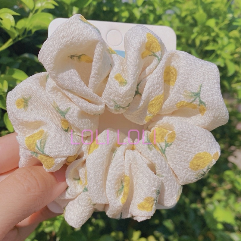 Scrunchies buộc tóc thiết kế hoa nhí nền kem Loli. Cột tóc hoa cổ điển dễ thương